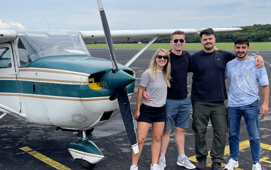 Gruppe vor einem Flugzeug auf dem Vorfeld